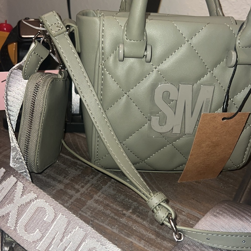 Sold elsewhere Steve Madden Bag. Comes with detachable crossbody strap and coin - Picture 6 of 9